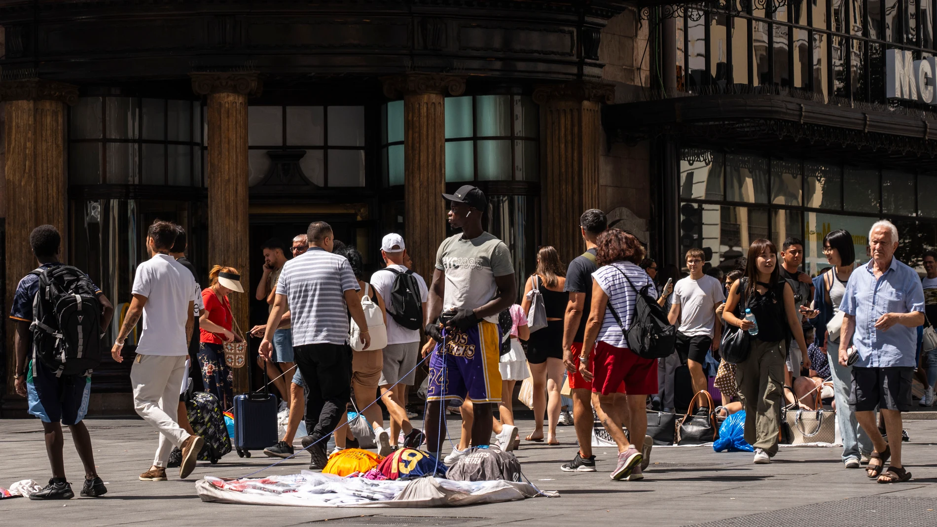 Vendedores del top manta en Gran Vía.