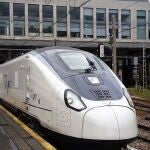 Salida del tren AVE en la estación de Oviedo esta mañana. Renfe ha estrenado este martes los 10 trenes S106 (Avril) de Talgo.