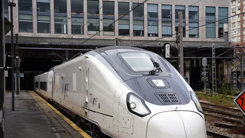 Salida del tren AVE en la estación de Oviedo esta mañana. Renfe ha estrenado este martes los 10 trenes S106 (Avril) de Talgo.