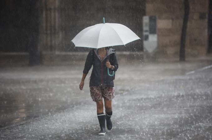 Imagen de archivo de una mujer bajo la lluvia