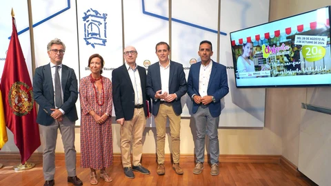 Jesús Acebes, director territorial de T. Norte de Cajamar; María Petit, directora general de Comercio y Consumo de la Junta; Jesús Herreras, presidente FECOSVA, Conrado Íscar, presidente de la Diputación de Valladolid y Moises Santana, diputado provincial del Servicio de Promoción Agroalimentaria y Consumo de la Diputación, durante la presentación de la campaña