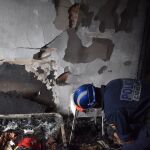Agentes de la Policía Nacional investigan el incendio