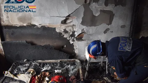 Agentes de la Policía Nacional investigan el incendio