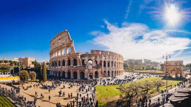 El Coliseo Romano está considerado como una de las siete maravillas del mundo moderno y es uno de los monumentos más importantes y visitados en el planeta