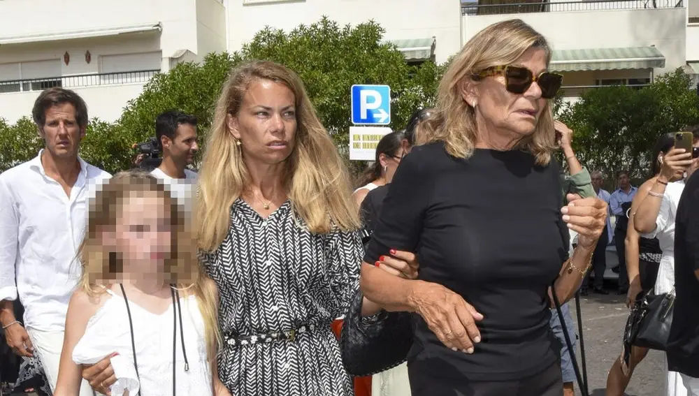 Cari Lapique y Carla Goyanes, devastadas en el funeral de Caritina Goyanes