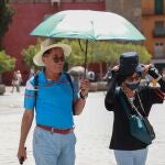 Dos turistas asiáticos pasean por la zona del Alcázar sevillano