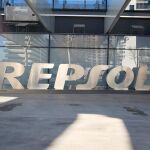 Economía.- Repsol coloca una emisión de bonos por 850 millones a 10 años con una demanda que triplica la oferta