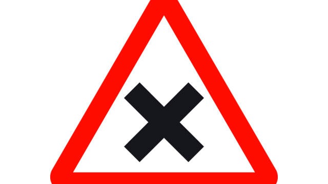Señal P-2 advierte a los conductores sobre la proximidad de una intersección