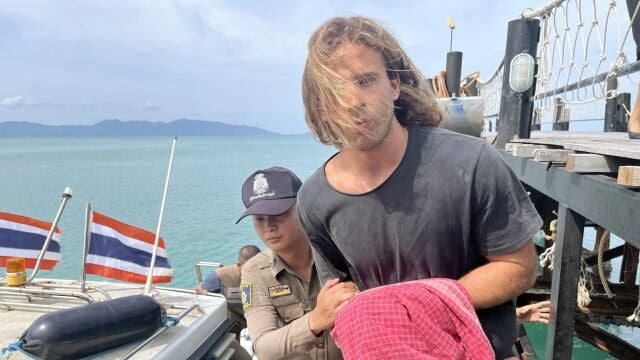 A Spanish chef alleged murder suspect Daniel Jeronimo Sancho Bronchalo (R), is escorted by a Thai police officer as they arrive at a port before going to the court in Koh Samui island, southern Thailand, 07 August 2023. 