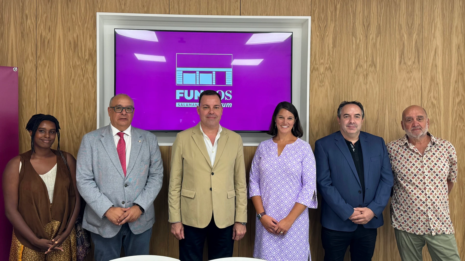 El director general de la Fundación Obra Social de Castilla y León (FUNDOS), José María Viejo, y el director residente en España de la James Madison University (JMU), Jesús Ángel Jiménez, firman un acuerdo de cooperación para estudiantes de la universidad americana en el Centro Cultural FUNDOS Fórum Salamanca
