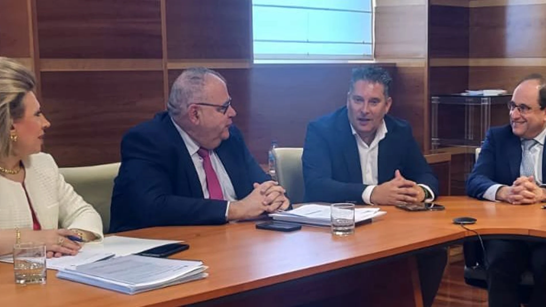 Reunión entre el consejero de Sanidad, Alejandro Vázquez; y el alcalde de La Cistérniga, Alberto Redondo