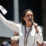 Corina Machado se dirige en Caracas a los manifestantes