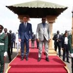 El presidente del Gobierno de España, Pedro Sánchez Pedro Sánchez y el vicepresidente de la República de Gambia, Muhammad B.S. Jallow, ayer