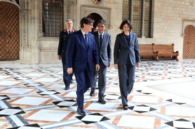 El presidente catalán, Salvador Illa, y la consellera de Interior, Núria Parlon, con el nuevo director general de los Mossos, Josep Lluís Trapero, en el Palau de la Generalitat