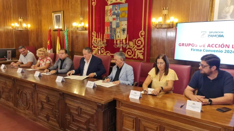El presidente de la Diputación de Zamora, Javier Faúndez, suscribe los acuerdos con los representantes de los Grupos de Acción Local