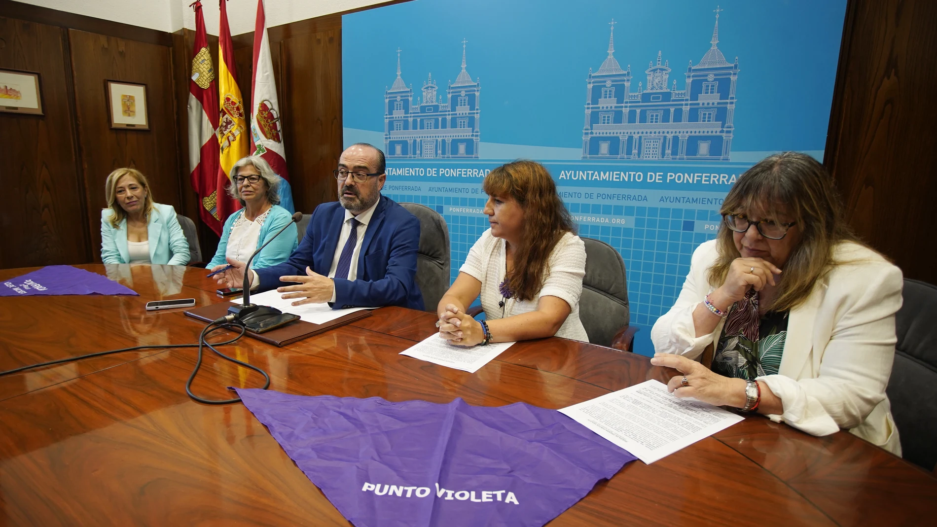 El alcalde de Ponferrada, Marco Morala, junto a las representantes de diferentes asociaciones de mujeres, informan sobre los Puntos Violeta para las fiestas de La Encina