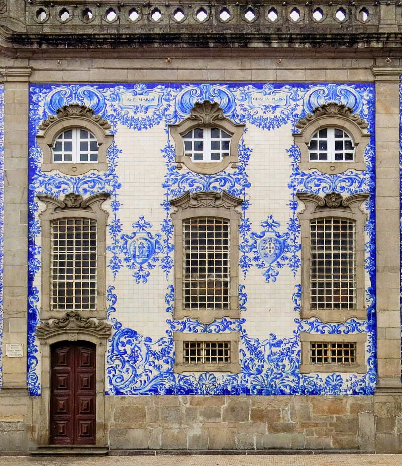 Fachada histórica tradicional de una casa en Oporto, Portugal