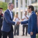 Rey Felipe.- El Rey llega al Nou Port Olímpic de Barcelona y le recibe Illa como nuevo presidente catalán