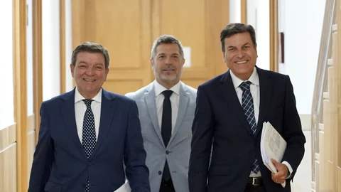El consejero de la Presidencia, Luis Miguel González Gago, antes de explicar el recurso, junto al portavoz Carlos Fernández Carriedo y el director de Comunicación, Julio López