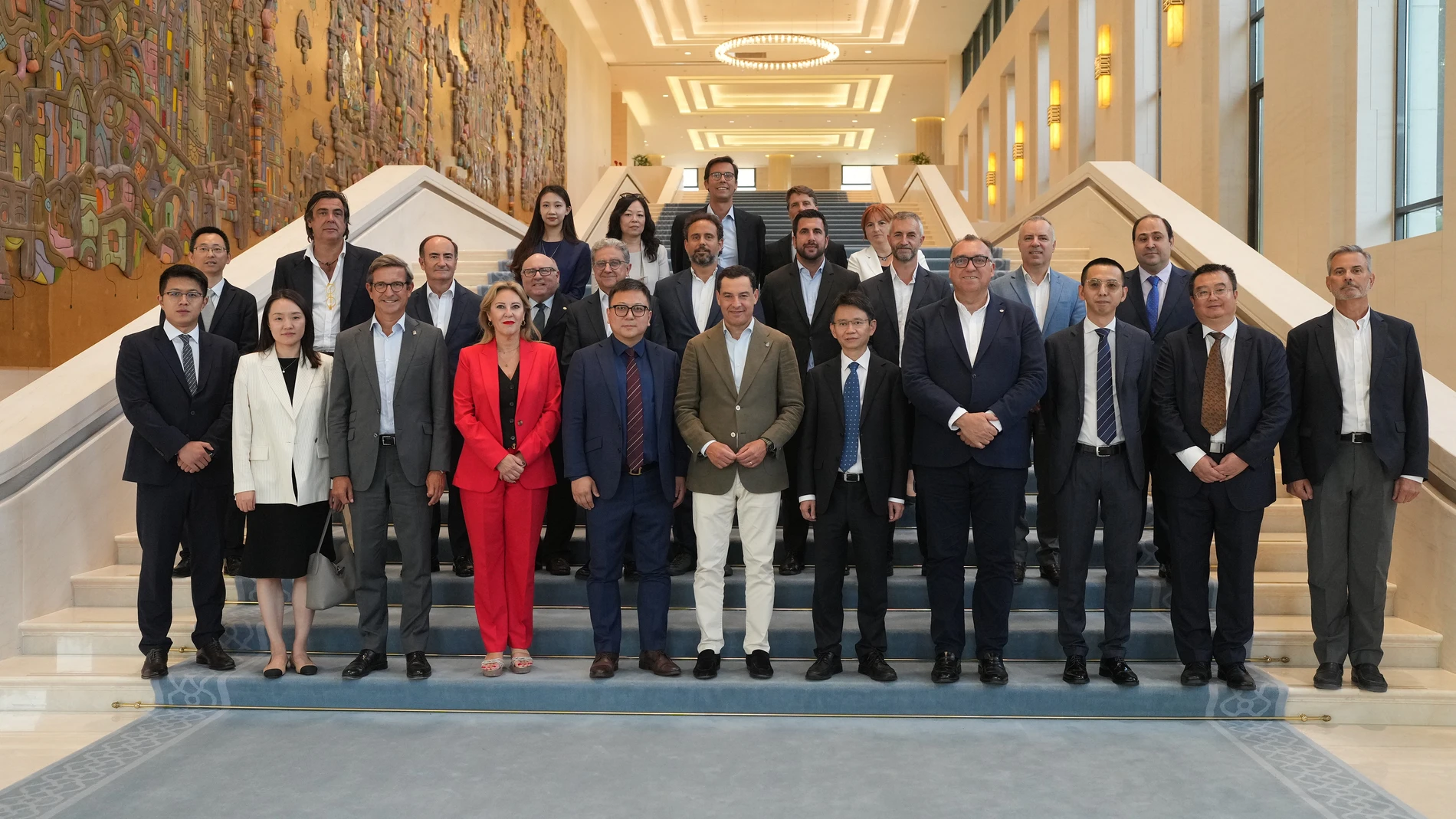 PEKÍN , 29/08/2024.- El presidente de la Junta de Andalucía, Juanma Moreno (c), posa este jueves en la sede central de la compañía Huawei en Pekín. El presidente andaluz, Juanma Moreno, ha destacado que "se ha dado un paso de gigante" en la expansión de Andalucía en los mercados mundiales ya que las autoridades chinas han reconocido a la andaluza como una de las tres regiones españoles, junto con Madrid y Cataluña, a las que les van a prestar especial atención. EFE/Junta de Andalucía SOLO US...