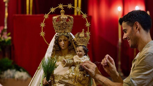 Andrés Acosta, con el manto que ha creado para la imagen venerada en La Palma. 