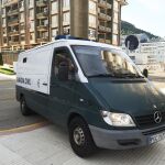 Detenido el hombre que llevaba desde el lunes encaramado a una ventana en Castro Urdiales tras agredir a su madre