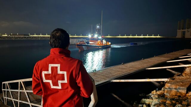 La Cruz Roja atiende a los migrantes que llegan a la costa de Alicante