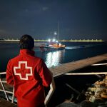 La Cruz Roja atiende a los migrantes que llegan a la costa de Alicante