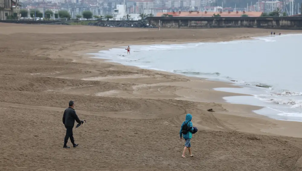 Playas vacías como la Ereaga, (Bizkaia) en la imagen, por la influencia de una depresión aislada en niveles altos (dana) situada en el oeste de la península provocará nubosidad que se desplazará de suroeste a nordeste, con probabilidad de chubascos y tormentas ocasionales que afectarán a Andalucía occidental, zonas de la meseta Sur, amplias zonas del interior de la mitad norte y Cantábrico oriental.