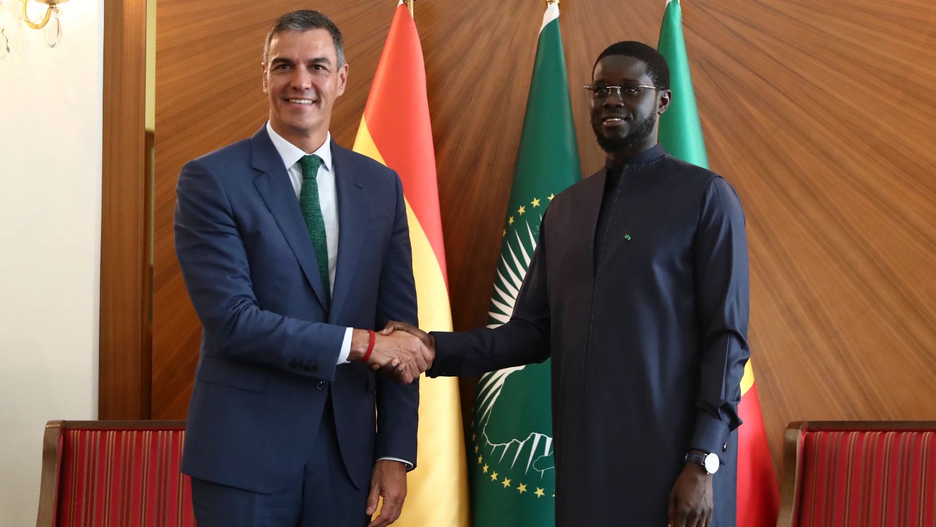 DAKAR (SENEGAL), 29/08/2024.- Fotografía del encuentro de este jueves, entre el presidente del Gobierno, Pedro Sánchez, y el presidente de la República del Senegal, Bassirou Diomaye Faye, en el Palacio Presidencial, en Dakar. EFE/ Fernando Calvo Pool Moncloa SOLO USO EDITORIAL SOLO DISPONIBLE PARA ILUSTRAR LA NOTICIA QUE ACOMPAÑA (CRÉDITO OBLIGATORIO)