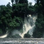 Cascada del Parque Nacional de Monte Alén en Guinea Ecuatorial