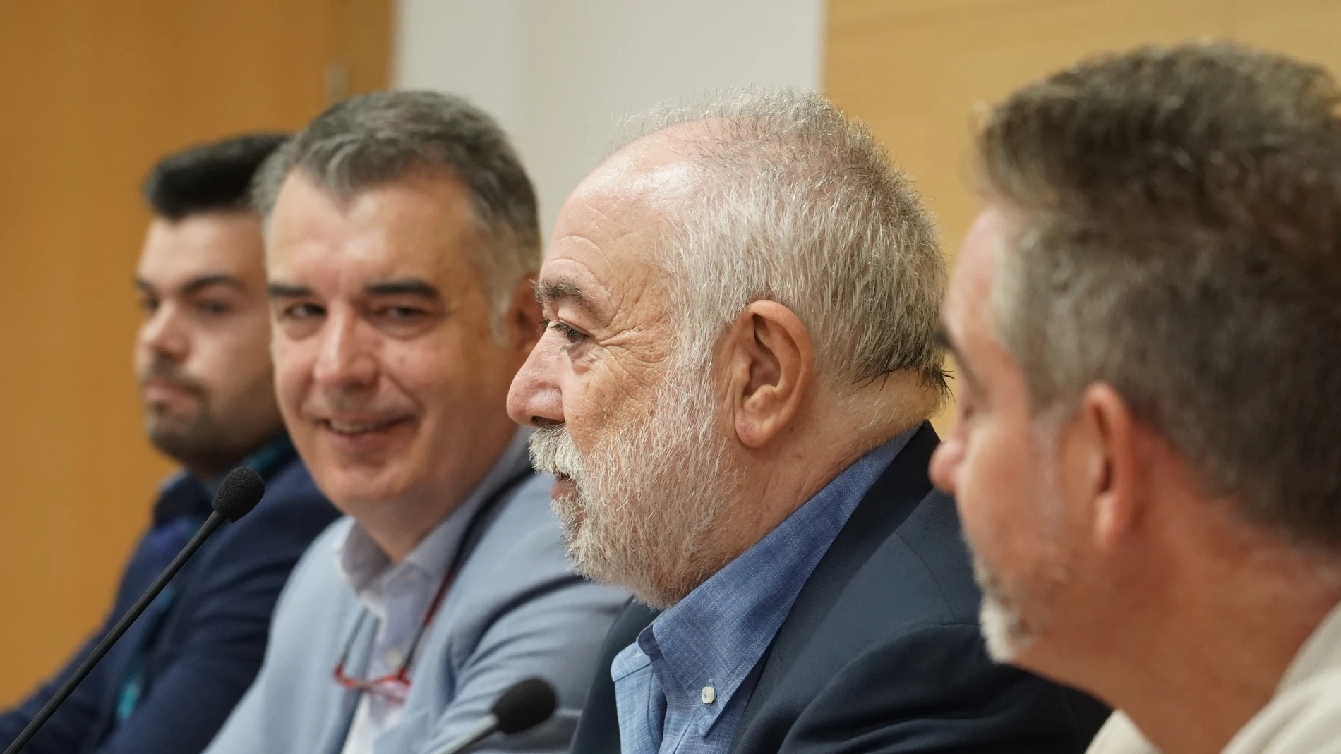 El director general de Feria de Valladolid, Alberto Alonso, informa de los contenidos de la próxima edición de la Feria, junto a representes de algunas de las actividades que se desarrollarán durante esos días: el presidente de la Federación de Baloncesto de Castilla y León, Óscar Castañeda; el coordinador del concurso Onda Rock, Eduardo Córdoba; y José Hernández, de la Asociación del Caravaning de Empresas de Castilla y León