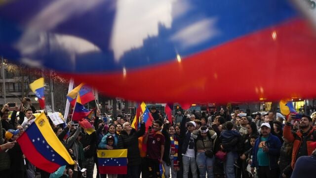 Venezuelans protest the reelection of Venezuelan President Nicolas Maduro one month after the disputed presidential vote which the opposition claims it won by a landslide, in Santiago, Chile, Wednesday, Aug. 28, 2024. 