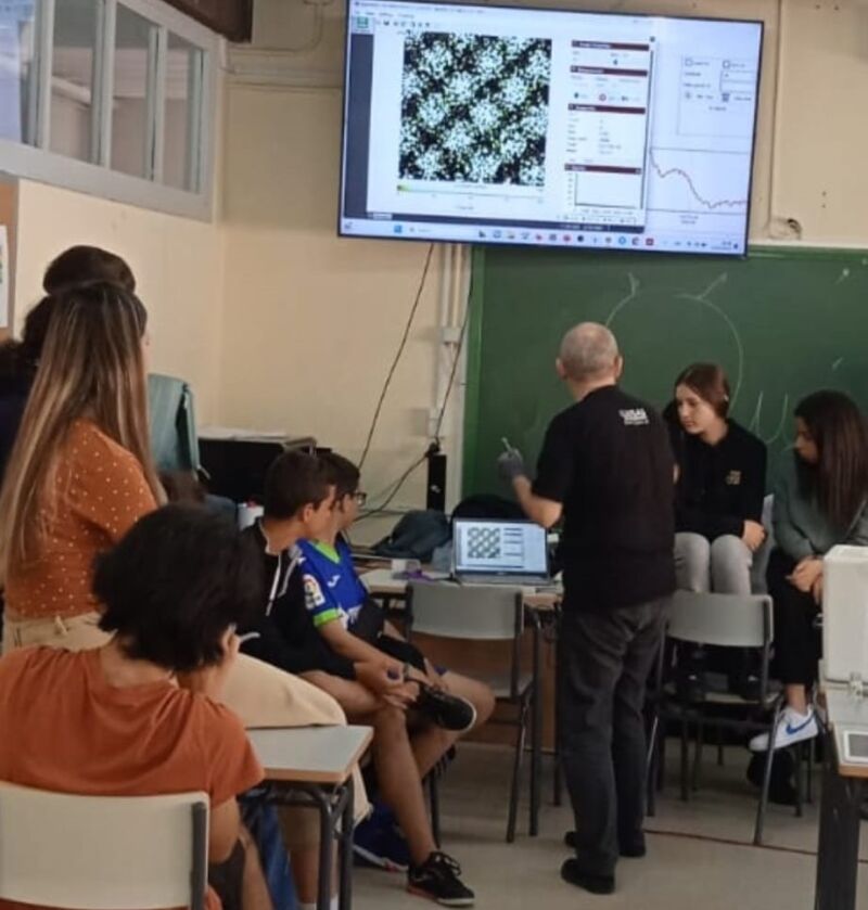 Alumnos del IES María de Molina, en clase de física de partículas