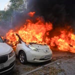 Un vehículo en llamas tras un bombardeo ruso en la región ucraniana de Járkiv