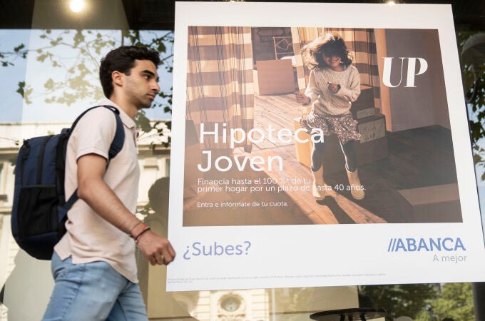 Anuncios de hipotecas en un banco de Madrid