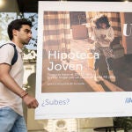 Anuncios de hipotecas en un banco de Madrid