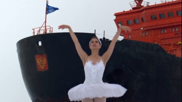 La actuación de una bailarina interpretando "El lago de los cisnes": en el Polo Norte rodeada de hielo.