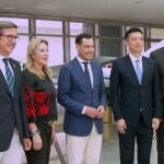 Reunión de la delegación andaluza encabezada por el presidente de la Junta, Juanma Moreno, con directivos de Air China en Pekín.