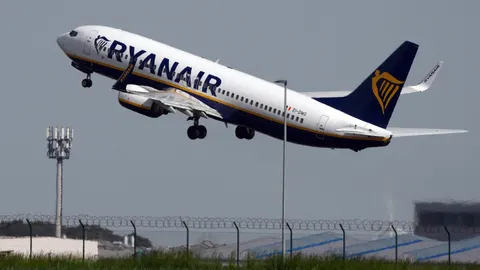 Economía.- Ryanair recurre ante la CNMC la subida del 0,54% de las tasas aeroportuarias propuesta por Aena para 2025