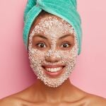 ¿Debemos exfoliarnos la cara si tenemos manchas?