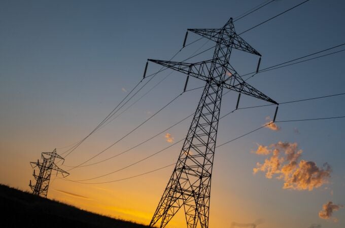 Torres de tensión y tendido eléctrico.