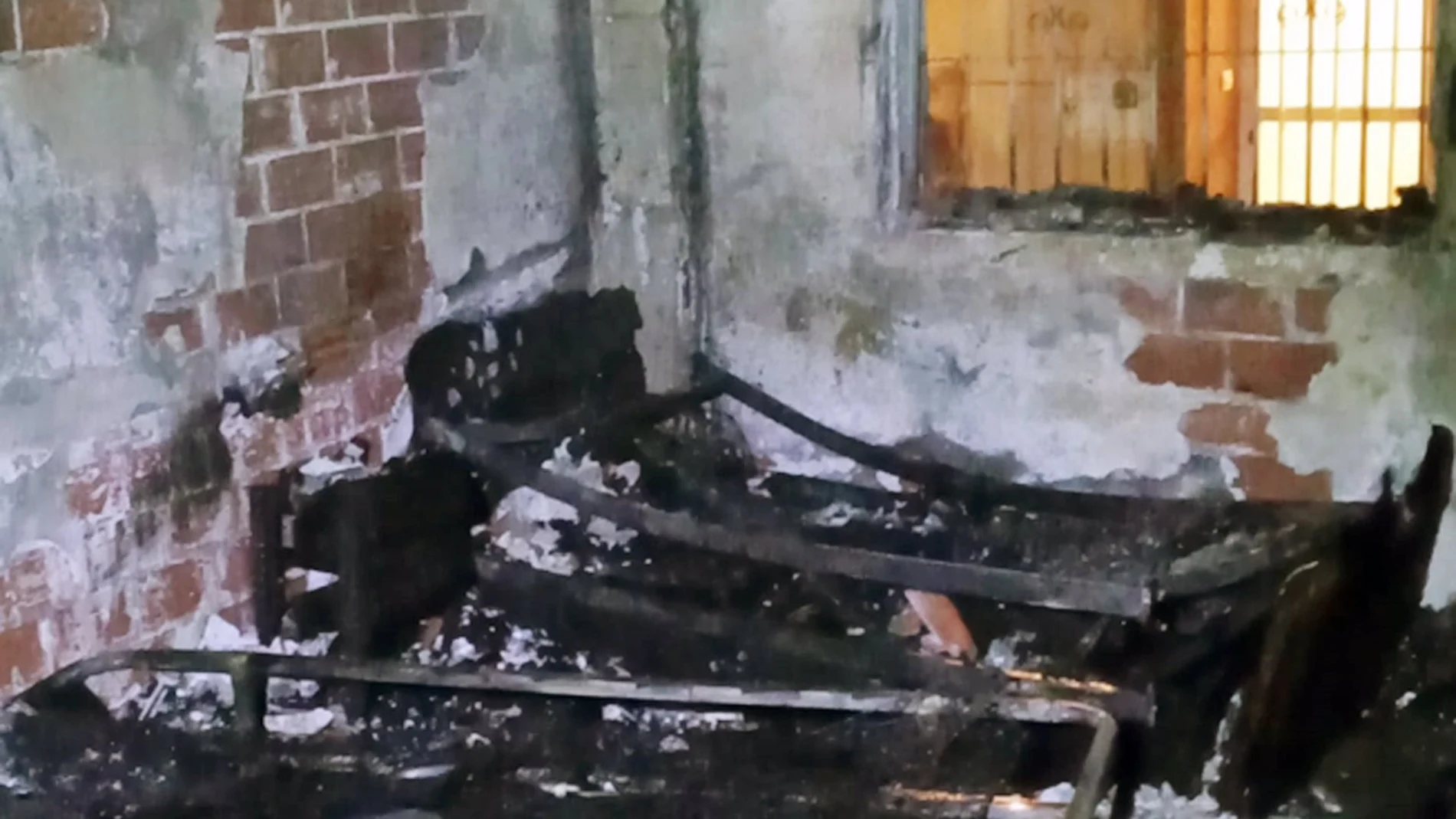 MURCIA.-AMP.- Sucesos.- La Guardia Civil rescata a 7 personas del incendio ocurrido en un bloque de dos plantas de Águilas