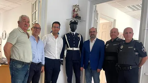 Entrega de un uniforme histórico a la Polícia de Ponferrada