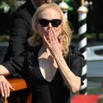 Nicole Kidman aterrizando en el Lido para presentar su película «Babygirl»