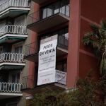  Cartel de venta en una fachada de un edificio, a 25 de abril de 2023, en Barcelona