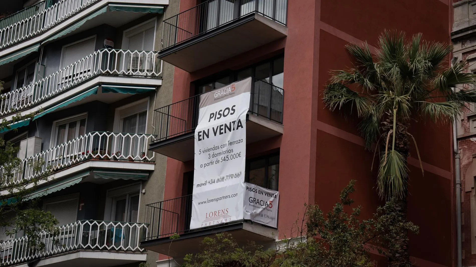 Cartel de venta en una fachada de un edificio, a 25 de abril de 2023, en Barcelona