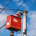 Técnicos de Adamo colocan la fibra óptica