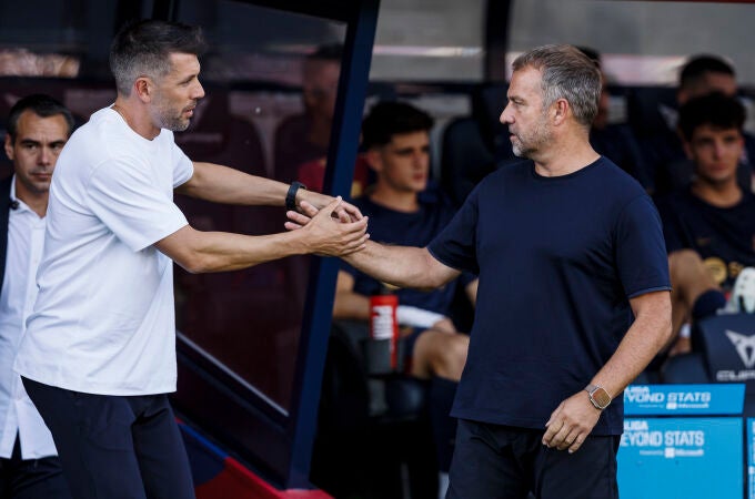 Paulo Pezzolano y Hansi Flick en el Barcelona - Real Valladolid 
