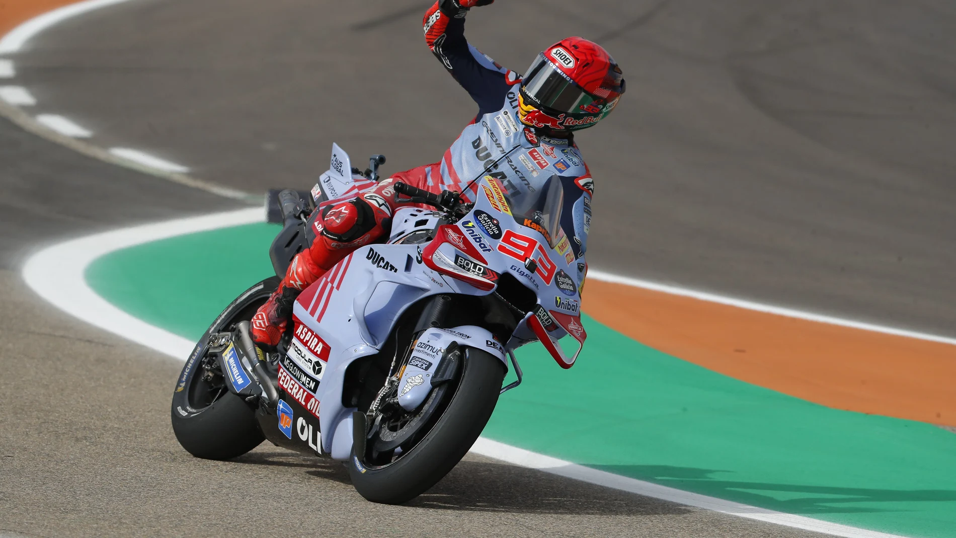 Marc Márquez celebra su triunfo en Motorland